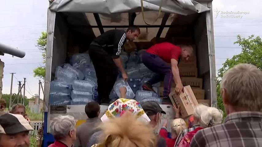 Video z Chersonské oblasti: Voda a jídlo jsou vzácnost, pomoc vozí dobrovolníci